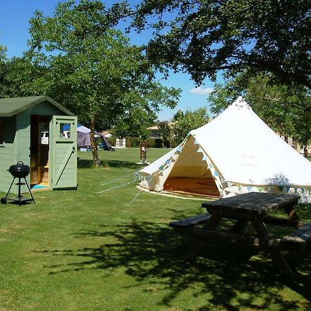 Camping La Forêt de Tessé Exterior foto