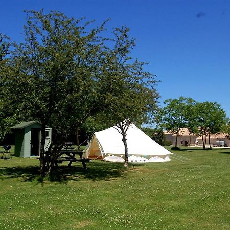 Camping La Forêt de Tessé Exterior foto